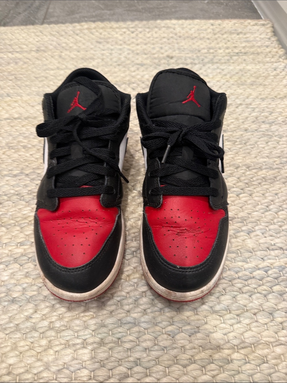 Nike Kids Black and Red Low-Top Sneakers